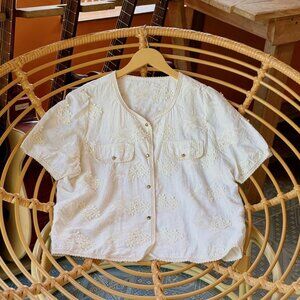 White Daisy Embroidered Button Down Crop Blouse Cottagecore 🌼